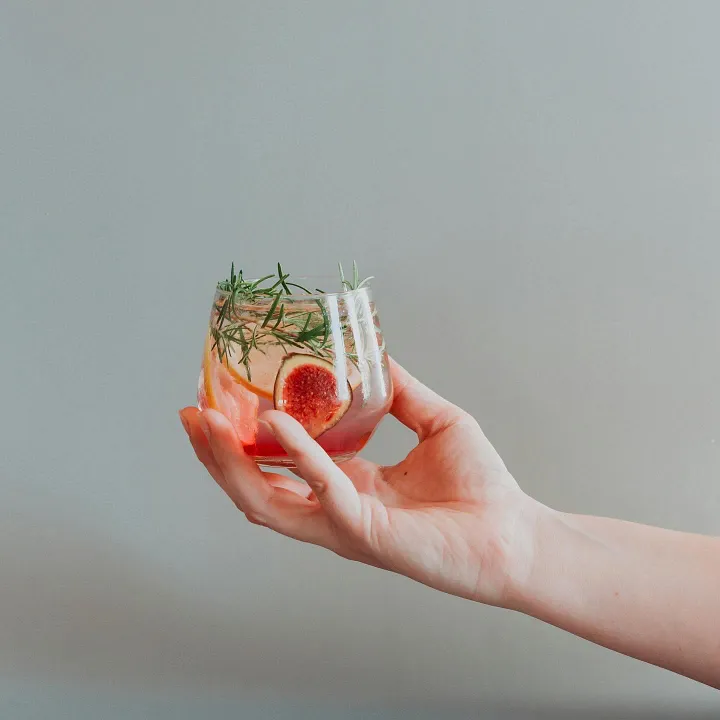 Découvrez notre recette exquise : Gin tonic à la figue et au romarin
