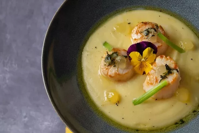  La recette de Noël qui maîtrise le froid: Saint-Jacques nacrées, beurre citronné